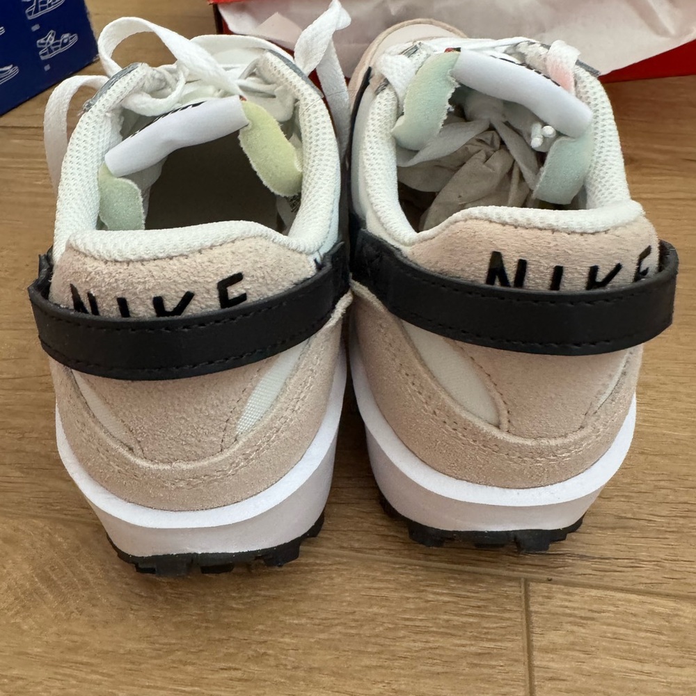 Nike Low-Top Sneakers in White, Beige & Black - Picture 3 of 6